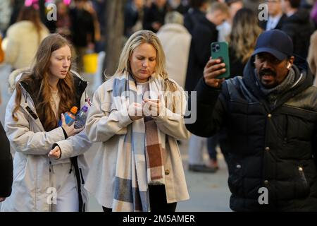 London, Großbritannien. 26. Dezember 2022. Menschen, die ihre Mobiltelefone benutzen, während sie auf der Oxford Street im Zentrum von London spazieren. (Kreditbild: © Dinendra Haria/SOPA Bilder über ZUMA Press Wire) Stockfoto