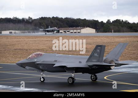 Zwei US-Dollar Air Force F-35A Lightning II Multirole Fighter Jets vom 34. Fighter Squadron, 388. Fighter Wing, Taxi auf der Fluglinie nach der Ankunft am Spangdahlem Air Base, Deutschland, 16. Februar 2022, um die Bereitschaft zu verbessern und die Fähigkeiten mit regionalen Partnern und Verbündeten zu verbessern. Der Einsatz der F-35s soll die kollektive Verteidigungsstellung der NATO stärken. Stockfoto