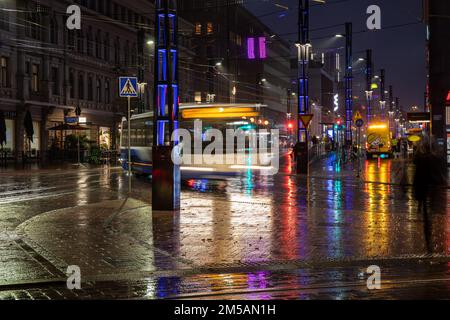 Blick auf Hämeenkatu vor Sonnenaufgang in Tampere, Finnland Stockfoto