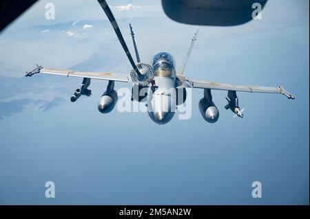 EIN US-AMERIKANISCHER Marine Corps F/A-18 Hornet erhält Treibstoff aus den USA Air Force KC-10A Extender, der 908. Expeditionary Air Tanken Squadron auf dem Al Dhafra Air Base, Vereinigte Arabische Emirate, während eines US-amerikanischen Navy Air Operations in Maritime Surface Warfare Training im Golf von Oman, 16. Februar 2022. Die AOMSW-Übung validiert die Fähigkeiten gemeinsamer Kräfte durch die Integration von Luft- und Marinestreitkräften in den USA Verantwortungsbereich des Zentralkommandos. Stockfoto