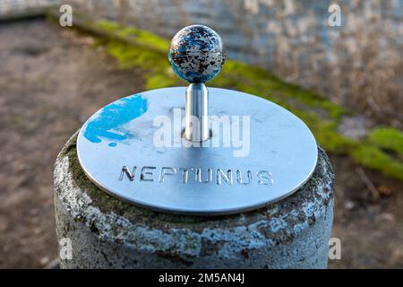 Neptunus oder Neptune eines Outdoor-Solarsystemmaßstabsmodells im Bezirk Lehtisaari in Helsinki, Finnland Stockfoto