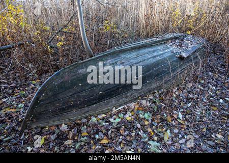 Verlassenes altes hölzernes Ruderboot, das im Bezirk Lehtisaari in Helsinki, Finnland, verrottet Stockfoto