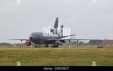 USA Air Force KC-10 Extender-Flugzeuge, die dem 60. Air Mobility Wing, dem Luftwaffenstützpunkt Travis, Kalifornien, und dem 305. Air Mobility Wing, Joint Base McGuire-Dix-Lakehurst, N.J., zugewiesen sind, sitzen am 16. Februar 2022 in der Royal Air Force Mildenhall, England. Der KC-10 ist ein hochentwickeltes Tankfahrzeug und Frachtflugzeug von Air Mobility Command, das für eine erhöhte globale Mobilität in den USA entwickelt wurde Streitkräfte. Stockfoto