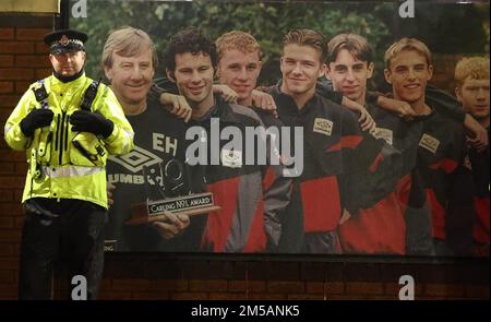 Manchester, England, 27. Dezember 2022. Vor dem Spiel der Premier League in Old Trafford, Manchester, steht ein Polizist vor einem Bild der ehemaligen Spieler von Manchester United. Das Bild sollte lauten: Darren Staples/Sportimage Stockfoto