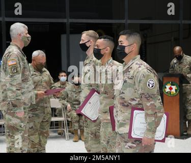 Von links gratulieren Oberst Vincent B. Myers und Kommandosgt. Major Daniel Santiago vom Blanchfield Army Community Hospital Kommandoteam Captain Joshua Lockwood, Sergeant Derrick Hise und Sergeant Sangoh Choi zu ihrem ersten Wettbewerb für die beste Führungspersönlichkeit des Krankenhauses am 15.-17. Februar in Fort Campbell, Kentucky. Der Wettbewerb entstand aus den Wettbewerben Soldier und NCO of the Year, wurde jedoch mit den kommissionierten Officers von O1 bis O3 in Best Leader umbenannt. Stockfoto