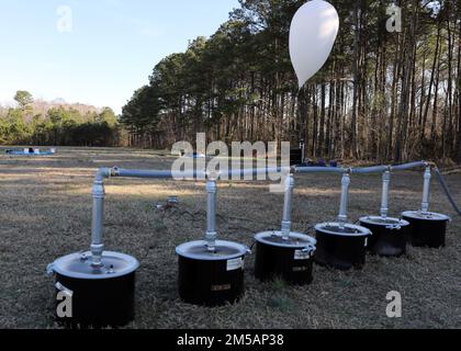 Joint Expeditionary Base Little Creek-Fort Story, Virginia (23. Februar 2022) Repräsentanten und wissenschaftliche Berater des Büros für Marineforschung sowie Mitarbeiter des Navy Expeditionary Combat Command führen im Rahmen einer wissenschaftlichen und technologischen Demonstration eine schnelle Entwicklung der Wasserstoffproduktion durch. Die Zusammenarbeit nutzte die Wasserstoffproduktion für einen Ballonlift zur Unterstützung der Kommunikationsrelais-Funktion. Die Demonstration war Teil einer kontinuierlichen Beziehung zwischen den beiden Organisationen, um Ideen, Technologien und Konzepte zu untersuchen, die sich in der Praxis umsetzen lassen Stockfoto