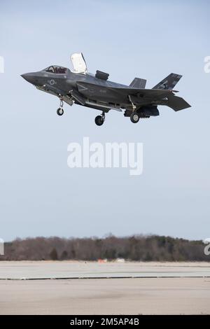 Marine Major Dylan „Bilbo“ Nichola, Testpilot, schwebt für eine vertikale Landung in einem F-35B Lightning II-Flugzeug von der Patuxent River F-35 Integrated Test Force (ITF) auf der Naval Air Station Patuxent River, MD., 16. Februar 2022. Nicholk nahm an der STOVL-Operationstraining für das kombinierte Testteam – Flugbesatzung und Flugtest-Kontrollraum-Ingenieure – Teil und flog die STOVL-Variante des Jagdflugzeugs der Generation 5th. Die Mission der Pax River ITF ist es, sichere und effiziente Flugtests für die F-35B- und C-Varianten effektiv zu planen, zu koordinieren und durchzuführen Stockfoto