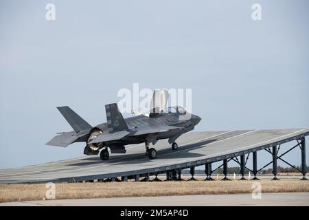 Marine Major Dylan „Bilbo“ Nicholy, Testpilot, führt einen kurzen Start von einer landgestützten Schanze in einem F-35B Lightning II-Flugzeug von der Patuxent River F-35 Integrated Test Force (ITF) auf der Naval Air Station Patuxent River, MD, 16. Februar 2022 durch. Nicholk nahm an der STOVL-Operationstraining für das kombinierte Testteam – Flugbesatzung und Flugtest-Kontrollraum-Ingenieure – Teil und flog die STOVL-Variante des Jagdflugzeugs der Generation 5th. Die Mission der Pax River ITF ist es, einen sicheren und effizienten Flugtest für F-3 effektiv zu planen, zu koordinieren und durchzuführen Stockfoto