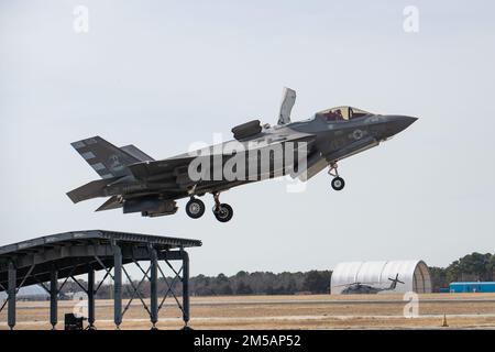 Marine Major Dylan „Bilbo“ Nicholy, Testpilot, führt einen kurzen Start von einer landgestützten Schanze in einem F-35B Lightning II-Flugzeug von der Patuxent River F-35 Integrated Test Force (ITF) auf der Naval Air Station Patuxent River, MD, 16. Februar 2022 durch. Nicholk nahm an der STOVL-Operationstraining für das kombinierte Testteam – Flugbesatzung und Flugtest-Kontrollraum-Ingenieure – Teil und flog die STOVL-Variante des Jagdflugzeugs der Generation 5th. Die Mission der Pax River ITF ist es, einen sicheren und effizienten Flugtest für F-3 effektiv zu planen, zu koordinieren und durchzuführen Stockfoto