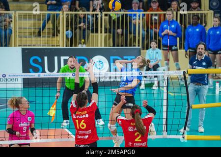 Wiesbaden, Deutschland. 27. Dezember 2022. Tanja Grosser (4 Wiesbaden) in der Hauptrunde der 1. Volleyballspiel Bundesliga Frauen zwischen VC Wiesbaden und VC Neuwied 77 in der Sporthalle am Platz der Deutschen Einheit in Wiesbaden. (Norina Toenges/SPP) Kredit: SPP Sport Press Photo. Alamy Live News Stockfoto