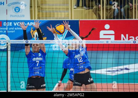 Wiesbaden, Deutschland. 27. Dezember 2022. Nina Herelova (12 Wiesbaden) mit dem Block während der Hauptrunde der 1. Volleyballspiel Bundesliga Frauen zwischen VC Wiesbaden und VC Neuwied 77 in der Sporthalle am Platz der Deutschen Einheit in Wiesbaden. (Norina Toenges/SPP) Kredit: SPP Sport Press Photo. Alamy Live News Stockfoto