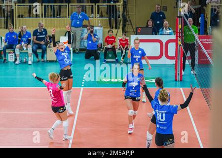 Wiesbaden, Deutschland. 27. Dezember 2022. Die Spieler von VC Wiesbaden feiern nach der letzten Pfeife in der Hauptrunde der 1 Jahre. Volleyballspiel Bundesliga Frauen zwischen VC Wiesbaden und VC Neuwied 77 in der Sporthalle am Platz der Deutschen Einheit in Wiesbaden. (Norina Toenges/SPP) Kredit: SPP Sport Press Photo. Alamy Live News Stockfoto