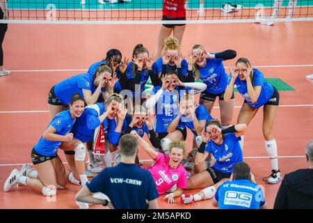 Wiesbaden, Deutschland. 27. Dezember 2022. Spieler von VC Wiesbaden nach der Hauptrunde der 1 Jahre. Volleyballspiel Bundesliga Frauen zwischen VC Wiesbaden und VC Neuwied 77 in der Sporthalle am Platz der Deutschen Einheit in Wiesbaden. (Norina Toenges/SPP) Kredit: SPP Sport Press Photo. Alamy Live News Stockfoto