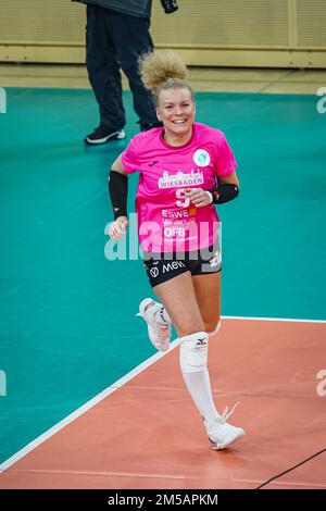 Wiesbaden, Deutschland. 27. Dezember 2022. MVP Rene Sain (9 Wiesbaden) nach der Hauptrunde der 1. Volleyballspiel Bundesliga Frauen zwischen VC Wiesbaden und VC Neuwied 77 in der Sporthalle am Platz der Deutschen Einheit in Wiesbaden. (Norina Toenges/SPP) Kredit: SPP Sport Press Photo. Alamy Live News Stockfoto