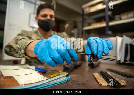 NEWPORT NEWS, VA (16. Februar 2022) – Seemann Dennis A. Perez aus Prescott Valley, Arizona, der der Decksabteilung an Bord des Flugzeugträgers der Nimitz-Klasse USS George Washington (CVN 73) zugewiesen wurde, lädt während der Wartung im Werkzeugausstellungsraum an Bord des Schiffes neue Skaliernadeln in die Frontplatte eines pneumatischen Entkalkers mit Nadelpistole. George Washington wird bei Newport News Shipyard den Tankkomplex überholen (RCOH). RCOH ist ein mehrjähriges Projekt, das nur einmal während der 50-jährigen Lebensdauer eines Frachtführers durchgeführt wird und die Betankung der beiden Kernreaktoren des Schiffs umfasst, sowie erhebliche Stockfoto