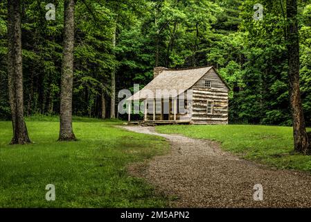 Eine der beliebtesten Pionierhütten im Cades Cove-Abschnitt des Great Smoky Mountains-Nationalparks ist die Carter Shields Hütte. Er sitzt ab Stockfoto