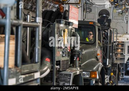 USA Air Force Airman 1. Class Molly Odovich, 509. Logistics Readiness Squadron Fuel Distribution Operator, bereitet sich darauf vor, einen Tankwagen von einem C-17 Globemaster am Royal Australian Air Force Base Amberley, Australien, 22. März 2022 zu entladen. Luftwaffenstützpunkt Whiteman, Missouri, war in Australien, um eine B-2-Ausbildungsmission zur Unterstützung der Ausbildungsbemühungen der Pacific Air Forces mit Verbündeten und Partnern zur Unterstützung einer freien und offenen Region Indo-Pacific zu unterstützen. Stockfoto