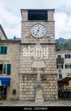 Historischer Uhrenturm der Altstadt von Kotor in Montenegro. Stockfoto