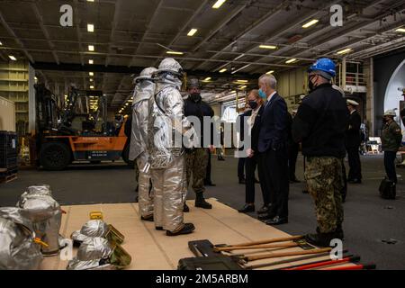 220217-N-DW158-1072 YOKOSUKA, Japan (17. Februar 2022) der ehrenwerte Rahm Emanuel, US-Botschafter in Japan, spricht mit Seeleuten über Schadensbegrenzung in der Hangarbucht der USA Der einzige vorwärtsgesetzte Flugzeugträger der Navy USS Ronald Reagan (CVN 76). Während seines Besuchs besichtigte Emanuel Ronald Reagan, sprach vor der Crew und war Hauptredner bei einer Einbürgerungszeremonie, bei der 17 Kandidaten aus 11 verschiedenen Ländern amerikanische Staatsbürger wurden. Ronald Reagan, das Flaggschiff der Carrier Strike Group 5, stellt eine kampfbereite Truppe bereit, die die Vereinigten Staaten schützt und verteidigt und einen unterstützt Stockfoto