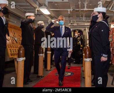 220217-N-SI601-1016 YOKOSUKA, Japan (17. Februar 2022) der ehrenwerte Rahm Emanuel, der US-Botschafter in Japan, geht auf dem zeremoniellen Vierteldeck der USA durch die Sideboys Der einzige vorwärtsgesetzte Flugzeugträger der Navy USS Ronald Reagan (CVN 76). Während seines Besuchs besichtigte Emanuel Ronald Reagan, sprach vor der Crew und war Hauptredner bei einer Einbürgerungszeremonie, bei der 17 Kandidaten aus 11 verschiedenen Ländern amerikanische Staatsbürger wurden. Ronald Reagan, das Flaggschiff der Carrier Strike Group 5, stellt eine kampfbereite Truppe bereit, die die Vereinigten Staaten schützt und verteidigt und alle unterstützt Stockfoto