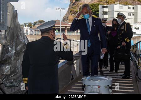 220217-N-SI601-1007 YOKOSUKA, Japan (17. Februar 2022) der ehrenwerte Rahm Emanuel, der US-Botschafter in Japan, geht über die Stirn der USA Der einzige vorwärtsgesetzte Flugzeugträger der Navy USS Ronald Reagan (CVN 76). Während seines Besuchs besichtigte Emanuel Ronald Reagan, sprach vor der Crew und war Hauptredner bei einer Einbürgerungszeremonie, bei der 17 Kandidaten aus 11 verschiedenen Ländern amerikanische Staatsbürger wurden. Ronald Reagan, das Flaggschiff der Carrier Strike Group 5, stellt eine kampfbereite Truppe bereit, die die Vereinigten Staaten schützt und verteidigt und Bündnisse, Partnerschaften und Kollekte unterstützt Stockfoto