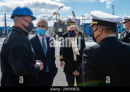 220217-N-SI601-1063 YOKOSUKA, Japan (17. Februar 2022) der ehrenwerte Rahm Emanuel, der US-Botschafter in Japan, erhält eine Führung durch das Cockpit vom Aviation Boatswain's Mate (Handling) 1. Class Jarred Scifert aus Virginia Beach, Virginia, an Bord der USA Der einzige vorwärtsgesetzte Flugzeugträger der Navy USS Ronald Reagan (CVN 76). Während seines Besuchs besichtigte Emanuel Ronald Reagan, sprach vor der Crew und war Hauptredner bei einer Einbürgerungszeremonie, bei der 17 Kandidaten aus 11 verschiedenen Ländern amerikanische Staatsbürger wurden. Ronald Reagan, das Flaggschiff der Carrier Strike Group 5, Provid Stockfoto