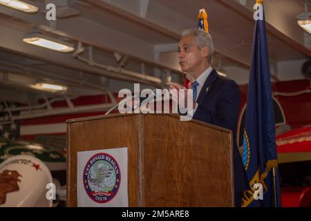 220217-N-SI601-1215 YOKOSUKA, Japan (17. Februar 2022) der ehrenwerte Rahm Emanuel, der US-Botschafter in Japan, spricht während einer Einbürgerungszeremonie in der Prognose der USA Der einzige vorwärtsgesetzte Flugzeugträger der Navy USS Ronald Reagan (CVN 76). Während der Zeremonie wurden 17 Kandidaten aus 11 verschiedenen Ländern amerikanische Staatsbürger, und Emanuel war der Hauptredner. Ronald Reagan, das Flaggschiff der Carrier Strike Group 5, stellt eine kampfbereite Truppe bereit, die die Vereinigten Staaten schützt und verteidigt und Bündnisse, Partnerschaften und kollektive maritime Interessen in der unterstützt Stockfoto