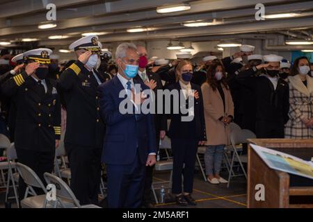 220217-N-SI601-1179 YOKOSUKA, Japan (17. Februar 2022) der ehrenwerte Rahm Emanuel, der US-Botschafter in Japan, steht für die Nationalhymne während einer Einbürgerungszeremonie im Vorfeld der USA Der einzige vorwärtsgesetzte Flugzeugträger der Navy USS Ronald Reagan (CVN 76). Während der Zeremonie wurden 17 Kandidaten aus 11 verschiedenen Ländern amerikanische Staatsbürger, und Emanuel war der Hauptredner. Ronald Reagan, das Flaggschiff der Carrier Strike Group 5, stellt eine kampfbereite Truppe bereit, die die Vereinigten Staaten schützt und verteidigt und Bündnisse, Partnerschaften und kollektive Seeschifffahrt unterstützt Stockfoto