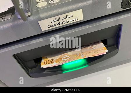 Eindrücke aus Doha/Katar am 30. November 2022. Geldautomat, Geldautomat, Bargeld, Geld von Geldautomaten im Ausland abheben, Geldautomat, Barabhebung, Abhebung, Gebühren, Gebühren, Banknoten, QAR. Fußball-Weltmeisterschaft 2022 in Katar ab 20,11. - 18.12.2022? Stockfoto