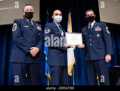 USA Air Force Tech. Sergeant Benjamin Barkley erhält den Distinguished Graduate Award während der Abschlusszeremonie für die Unkommissioned Officer Academy, Klasse 22-3, am 17. Februar 2022, im Lankford Enlisted Professional Military Education Center auf der McGhee Tyson Air National Guard Base in East Tennessee. Stockfoto