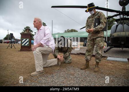 Oberstleutnant Jeffrey Paulus, Befehlshaber der 3. Staffel, 17. Kavallerie-Regiment, 3. Kampfluftfahrtbrigade, 3. Infanteriedivision, präsentiert Lothar "Joe" Funke mit seinen Goldspornen am Hunter Army Airfield, Georgia, 17. Februar. Funke erhielt seine Goldsporne 50 Jahre, nachdem er im Vietnamkrieg von 1968-1969 gedient hatte. Der „Orden der Spur“ ist eine zeitlose Kavallerie-Tradition, die es Soldaten ermöglicht, Goldsporne zu verdienen, indem sie im Kampf dienen, oder Silbersporne zu verdienen, indem sie erfolgreich eine Einheit-Sporenfahrt abschließen. Stockfoto