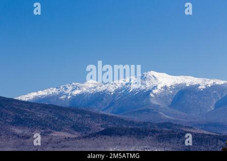 Malerischer Blick vom North Sugarloaf Mountain in Bethlehem, New Hampshire, an einem Wintertag im Februar. Stockfoto