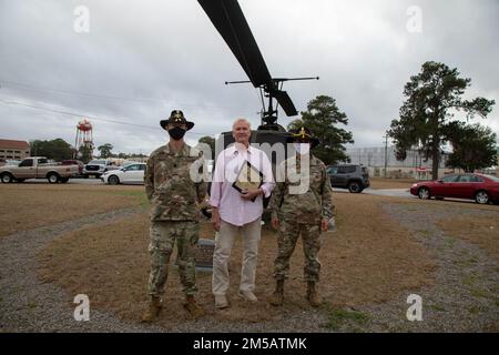 Oberstleutnant Jeffrey Paulus (links) und Oberstleutnant Edgard Gonzalez (rechts), Oberstleutnant und Kommandant Major der 3. Staffel, 17. Kavallerie-Regiment, 3. Kampfluftfahrtbrigade, 3. Infanterie-Division, posieren für ein Foto mit Lothar ‚Joe‘ Funke am Hunter Army Airfield, Georgia, 17. Februar. Funke erhielt seine Goldsporne 50 Jahre, nachdem er im Vietnamkrieg von 1968-1969 gedient hatte. Der „Orden der Spur“ ist eine zeitlose Kavallerie-Tradition, die es Soldaten ermöglicht, Goldsporne zu verdienen, indem sie im Kampf dienen, oder Silbersporne zu verdienen, indem sie erfolgreich eine Einheit-Sporenfahrt abschließen. Stockfoto