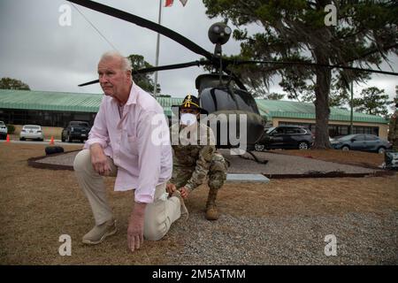 Oberstleutnant Edgard Gonzalez, Oberstleutnant der 3. Staffel, 17. Kavallerie-Regiment, 3. Kampfluftfahrt-Brigade, 3. Infanterie-Division, präsentiert Lothar Joe Funke mit seinen goldenen Sporen am Hunter Army Airfield, Georgia, 17. Februar. Funke erhielt seine Goldsporne 50 Jahre, nachdem er im Vietnamkrieg von 1968-1969 gedient hatte. Der „Orden der Spur“ ist eine zeitlose Kavallerie-Tradition, die es Soldaten ermöglicht, Goldsporne zu verdienen, indem sie im Kampf dienen, oder Silbersporne zu verdienen, indem sie erfolgreich eine Einheit-Sporenfahrt abschließen. Stockfoto