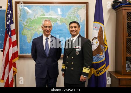 YOKOSUKA, Japan (17. Februar 2022) Konteradmiral Butch Dollaga, Commander, Submarine Group 7, rechts, willkommen in den USA Botschafter in Japan Rahm Emanuel an U-Boot Gruppe 7 für ein Bürogespräch und Briefing, 17. Februar 2022. Submarine Group 7 fördert die Interessen der Vereinigten Staaten und die Sicherheit und den Wohlstand der Region, indem sie effektiv vorwärts entsandte Kampfkräfte über das gesamte Spektrum der Unterwasserkriegsführung einsetzt. Stockfoto