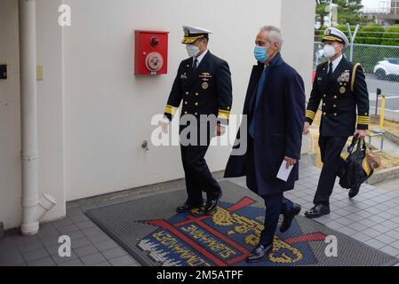 YOKOSUKA, Japan (17. Februar 2022), Rear ADM. Butch Dollaga, Commander, Submarine Group 7, Left, begrüßt die USA Botschafter in Japan Rahm Emanuel an U-Boot Gruppe 7 für ein Bürogespräch und Briefing, 17. Februar 2022. Submarine Group 7 fördert die Interessen der Vereinigten Staaten und die Sicherheit und den Wohlstand der Region, indem sie effektiv vorwärts entsandte Kampfkräfte über das gesamte Spektrum der Unterwasserkriegsführung einsetzt. Stockfoto