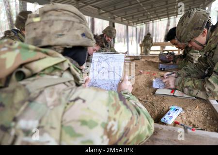 Soldaten, die der Alpha-Kompanie ‚Waisen' zugeteilt wurden, 2. Bataillon, 34. Armored Regiment, 1. Armored Brigade Combat Team, 1. Infanteriedivision, schauen Sie sich die Punkte auf einer Karte während einer Landschifffahrtsübung im Drawsko Pomorskie Training Area, Polen, 17. Februar 2022 an. Soldaten der Alpha-Firma führten die Übung zur Vorbereitung des „Expert Soldier Abzeichen“-Wettbewerbs durch, der in den nächsten 8-10 Monaten stattfinden wird. Stockfoto