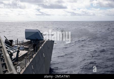 220217-N-LI768-1028 PHILIPPINE SEA (17. Februar 2022) – das Küstenschiff USS Tulsa (LCS 16) feuert seine MK110 57mm-Pistole während einer Waffenübung ab. Tulsa, Teil der Destroyer Squadron (DESRON) 7, befindet sich in einem Rotationseinsatz und ist im US-amerikanischen 7.-Flottengebiet tätig, um die Interoperabilität mit Partnern zu verbessern und als einsatzbereite Einsatztruppe zur Unterstützung einer freien und offenen Region Indo-Pazifik zu dienen. Stockfoto