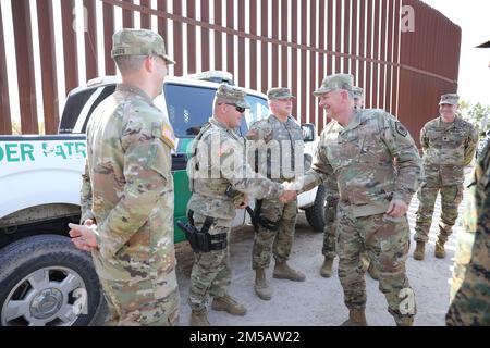 USA Generalleutnant Glen VanHerck, Commander, nordamerikanisches Luft- und Raumfahrtschutzkommando und USA Northern Command, überreicht eine Herausforderungsmünze an Sergeant David Ewald von der 3175. Chemical Company der Missouri National Guard, die derzeit am 7. Februar 2022 in McAllen, Texas, eingesetzt wird. Ewald, einer der Mitglieder der Nationalgarde, die unter der USNORTHCOM im aktiven Dienst eingesetzt wurden, wurde von General VanHerck für seine Leistungen während seines Einsatzes zur Unterstützung der Grenzmission im Südwesten anerkannt. USA Northern Command bietet Mobilfunkbetreibern von Überwachungskameras, Intelligence Analysts und Luftfahrt-Support Stockfoto