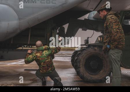 USA Marines mit Marineschwader 172 laden Geschütze in die USA Marine Corps MV-22 Osprey Tiltrotor Aircraft in IE Shima, Okinawa, Japan, 16. Februar 2022. JWX 22 ist eine groß angelegte Übung vor Ort, die darauf ausgerichtet ist, die integrierten Fähigkeiten gemeinsamer und verbundener Partner zu nutzen, um das Bewusstsein für alle Bereiche, Manöver und Brände in einer verteilten maritimen Umgebung zu stärken. Stockfoto