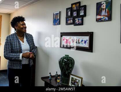 Dr. Helen Bailey, Community Superintendent des Pacific West District für das Department of Defense Education Activity, lächelt Fotos ihrer Kinder im Büro des Pac-West School District in Camp Humphreys, Südkorea, 17. Februar 2022 an. Stockfoto