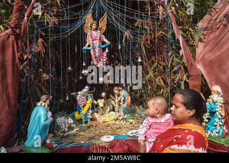 Kalkutta, Indien. 25. Dezember 2022. Eine Frau mit einem Kleinkind sieht sich am 25. Dezember 2022 die Weihnachtsdekoration am Stadtrand von Kalkutta in Indien an. (Foto: Sudipta das/Pacific Press/Sipa USA) Guthaben: SIPA USA/Alamy Live News Stockfoto