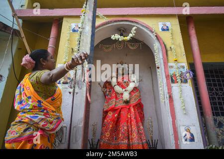 Kalkutta, Indien. 25. Dezember 2022. Eine Frau dekoriert Mutter Maria und Jesus in ihrem Haus anlässlich der Weihnachtsfeier am Stadtrand von Kalkutta, Indien, am 25. Dezember 2022. (Foto: Sudipta das/Pacific Press/Sipa USA) Guthaben: SIPA USA/Alamy Live News Stockfoto