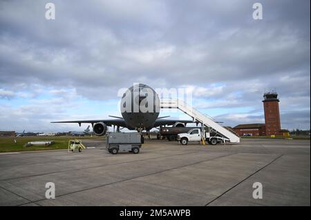 EIN US-AMERIKANISCHER Air Force KC-10 Extender-Flugzeug, das dem 305. Air Mobility Wing zugewiesen ist, sitzt am 17. Februar 2022 bei Royal Air Force Mildenhall, England, während eines routinemäßigen Mehrfachbetankungsvorgangs auf der Fluglinie. Wenn zwei R-11-Tankfahrzeuge zum Kraftstofftransport eingesetzt werden, erfolgt das Betanken aus mehreren Quellen. Stockfoto