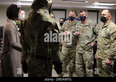 Generalleutnant Antonio V. Munera, kommandierender General des Kommandos Chemische, biologische, radiologische, nukleare und Sprengstoffe (CBRNE) 20.; Oberstleutnant Brant D. Hoskins, stellvertretender Befehlshaber, und Oberstleutnant Major Jorge Arzabala, hochrangiger Berater für die USA Die wichtigste Anstellung des US-Verteidigungsministeriums für alle Gefahren; inspizieren Sie das neue taktische All Hazards Ensemble, Februar 17, am Hauptquartier auf dem Aberdeen Proving Ground, Maryland. Mitglieder der Defense Threat Reduction Agency und der USA Army Combat Capabilities Development Command Chemical Biological Center präsentierte das Neueste in Sachen CBRN-Personenschutz Stockfoto