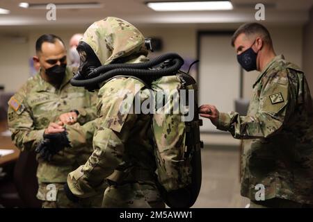 Generalleutnant Antonio V. Munera, kommandierender General von 20. Chemical, Biological, Radiological, Nuclear, Explosives (CBRNE) Command and Command Sgt. Major Jorge Arzabala, hochrangiger Berater für die USA Hauptformation des US-Verteidigungsministeriums für alle Gefahren; inspizieren Sie das neue taktische All Hazards Ensemble, Februar 17, im 20. CBRNE-Hauptquartier auf dem Aberdeen Proving Ground, Maryland. Mitglieder der Defense Threat Reduction Agency und der USA Army Combat Capabilities Development Command Chemical Biological Center präsentierte 20. CBRNE Comm die neueste persönliche Schutzausrüstung von CBRN Stockfoto