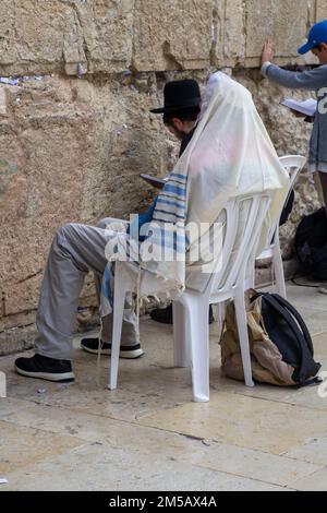 10. November 2022 Ein jüdischer Mann in einem Gebetshal mit anderen Juden und Anhängern, die an der Westmauer in Jerusalem Israel beten Stockfoto