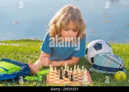 Kluger Junge, der Schach spielt. Kluges Kind, das an Schach denkt. Stockfoto