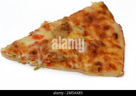 Italienische Pizza garniert mit Mozzarella-Käse und Garnelen, Tomaten und Gemüse, italienische Küche mit Scheiben Pizza, Meeresfrüchte-Garnelen, die serviert werden Stockfoto