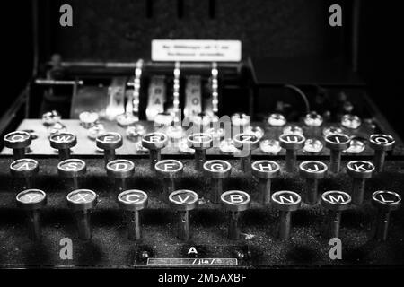 Eine Nahaufnahme einer Tastatur einer seltenen deutschen Enigma-Maschine aus dem Zweiten Weltkrieg im Bletchley Park Stockfoto